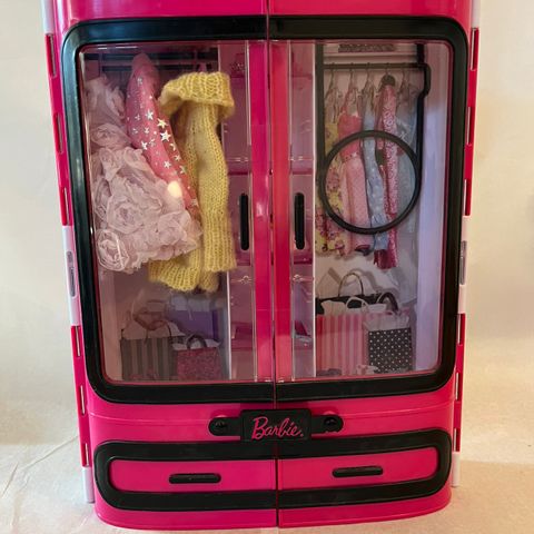 Barbie klesskap med klær