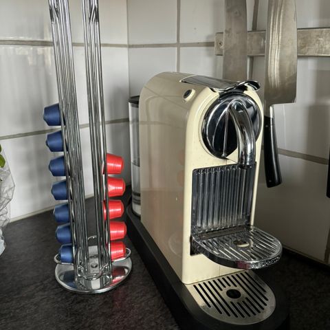 Nespresso kaffemaskin + Kapselholder