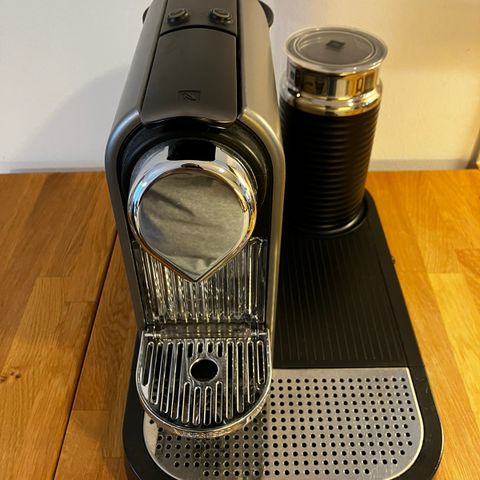 Nespresso C120 kaffemaskin med melkeskummer (kald og varm)