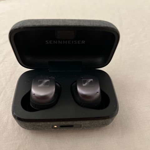 Sennheiser Momentum 3 tw (venstre ørepropper lades ikke)