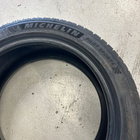 Michelin Pilot Sport 4. 225/45 ZR 17