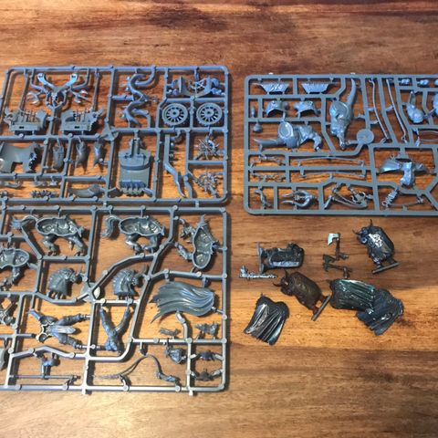 Warhammer AoS chaos chariot/gorebeast + 3 gamle chaos warriors