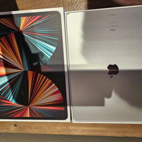 iPad Pro 12,9" Wi-Fi

(Generasjon 5) XDR Skjerm (sølv) 2021/2022