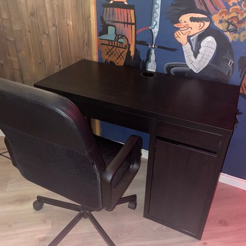 Skrivebord med kontorstol