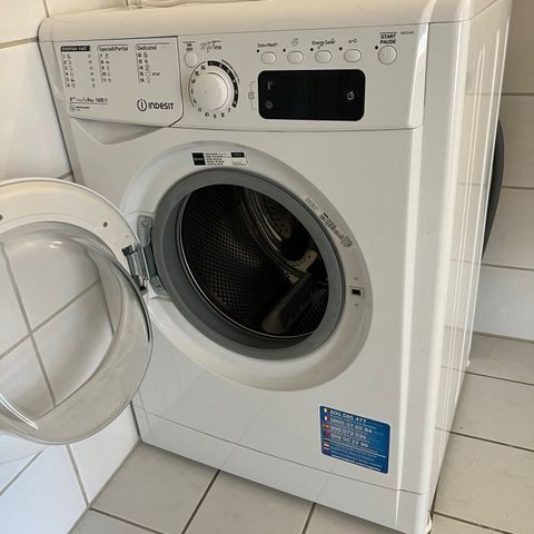 Lite brukt Indesit vaskemaskin og kombiskap gis bort.