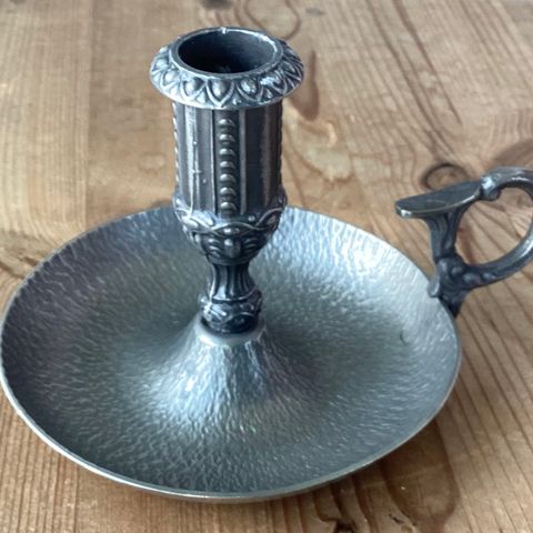 1 spesiell, meget flott lysestake i TINN«norsk tinn pewter»rund fot,11cm, H.9 cm