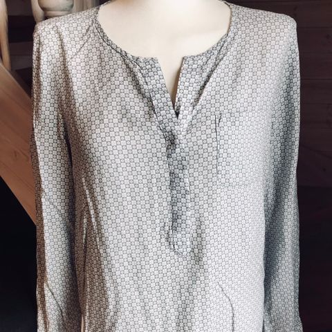 Fin bluse/ topp. Viskose. Beige mønstret. Str. M