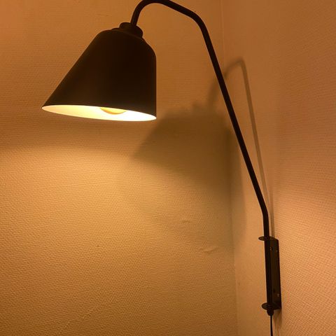 Fin vegglampe