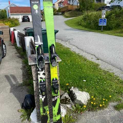 Dynastar Troublemaker, LOOK PX Jib, Salomon Hjelm m/sko