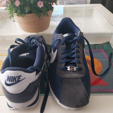 Nike cortez sko strl.42 ,små i størrelse.