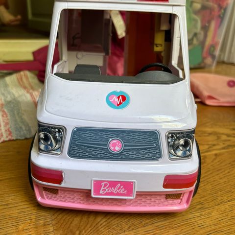 Barbie ambulanse, dukker m.m