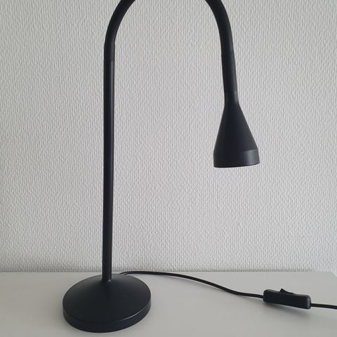Svart Nävlinge bordlampe fra Ikea
