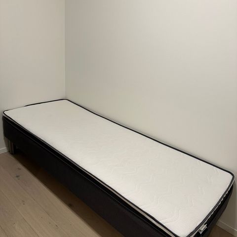 Lite og pent brukt enkel seng til salgs!