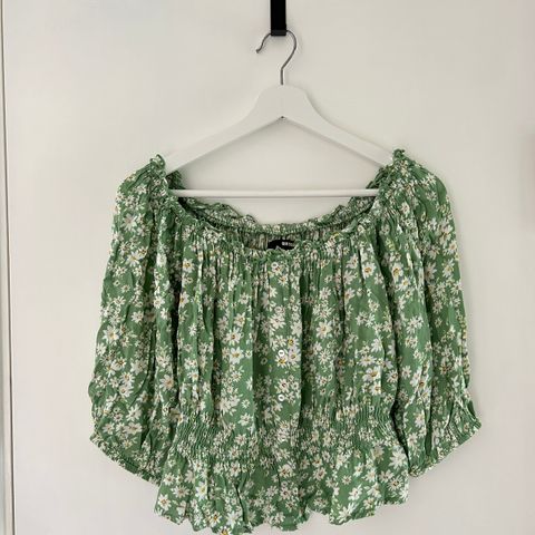 Sommerlig bluse med offshoulder