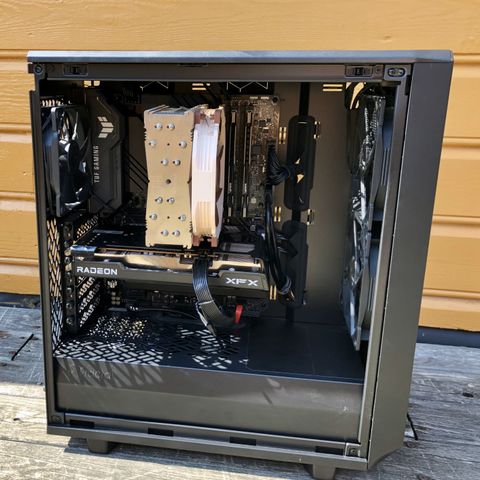 Gaming PC inkl skjerm (i5-11400/16GB RAM/500GB NVMe/RX6600 8GB GPU)