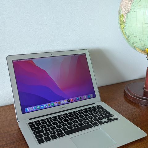 MacBook Air (tidlig 2015) med eteui i skinn fra Sandstrøm
