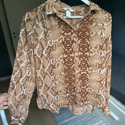 H&M bluse i brun snakeprint