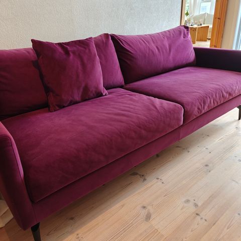 Nydelig lilla sofa
