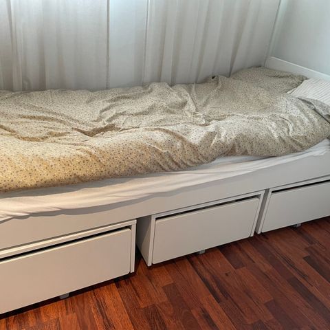 IKEA seng Slakt med 3 skuffer, madrass og overmadrass selges billig