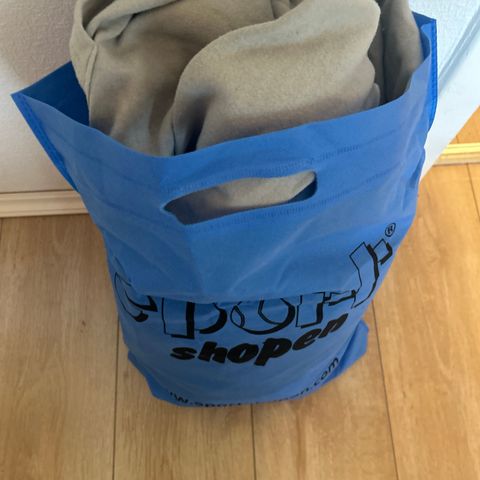Klespose med diverse klær gis bort samlet