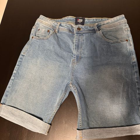 Str 33 herreshorts, tykk/ ordentlig denim. Må hentes