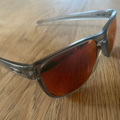 Oakley Sliver, grå med rødt glass