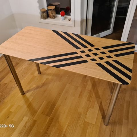 IKEA skrivebord med justerbare bein