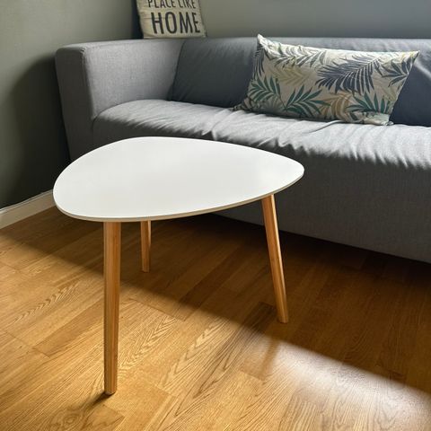 Hvitt stuebord med trefargede bein