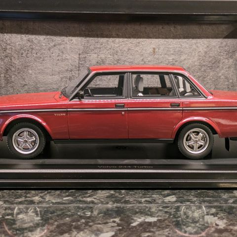 Volvo 244 Turbo - 1981 - Vinrød metallic - DNA Collectibles - Limited - 1:18