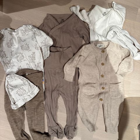 Nøytrale baby klær str 50-56