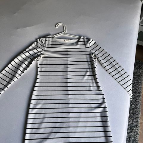 Short white  dress with black stripes M (kjoler)
