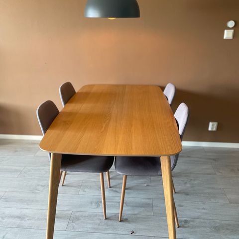 Spisegruppe - bord m/ 4 stoler