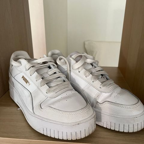 Hvite puma sneakers