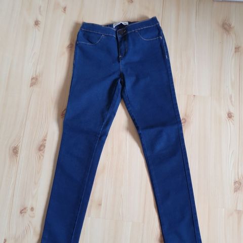 Pakke m 4 bukser str 140. 3stk Stretch jeans, 1 stk adiddas tights selges kr 150