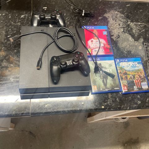 PlayStation 4 + 2 kontrollere + 3 spill