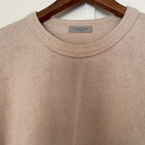 Beige ull  genser fra Hunkedury . Str M . 90 % ull / alpaca.