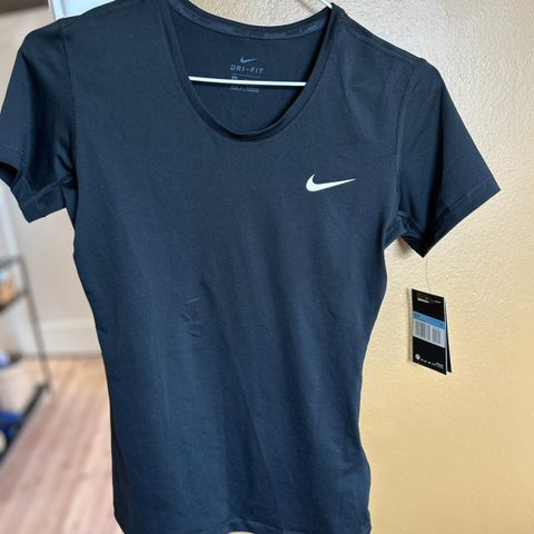 Ubrukt NIKE DryFit t-skjorte