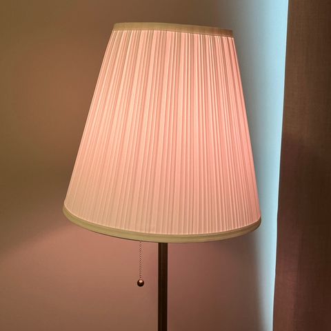 Årstid IKEA Stålampe (med lyspære som kan skifte farge via telefon)