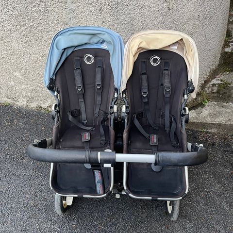 Bugaboo Donkey Duo med to sittedeler. Godt brukt, men fungerer fint.