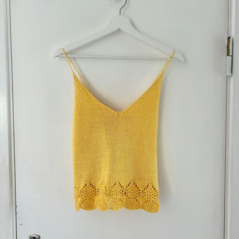 Hjemmestrikket singlet med blondekant