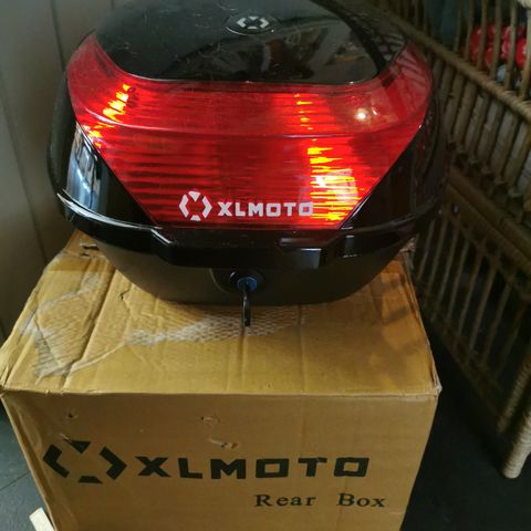 To xlmoto topboxer med nøkkel til moped/atv, 500 kr pr stk