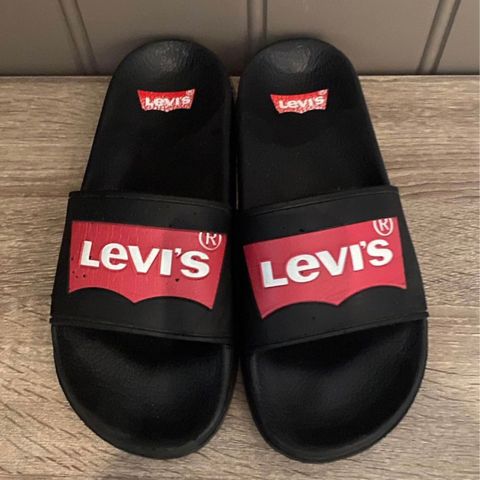 Levis-slippers - str. 39