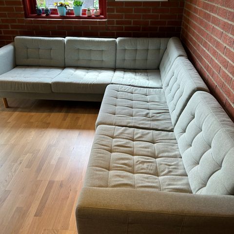 Landskrona sofa, vinkel 5 seter, lenestol og puff selges.