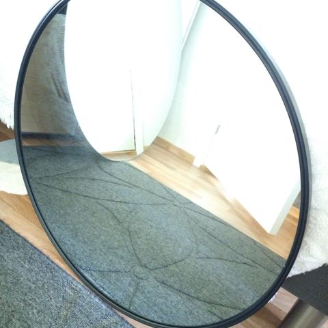 Rundt speil med sort ramme, diameter 65 cm