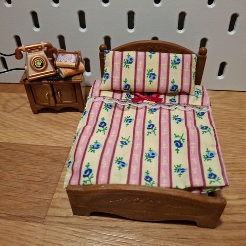 Sylvanian families  5019 + 5030 double bed and classic telephone