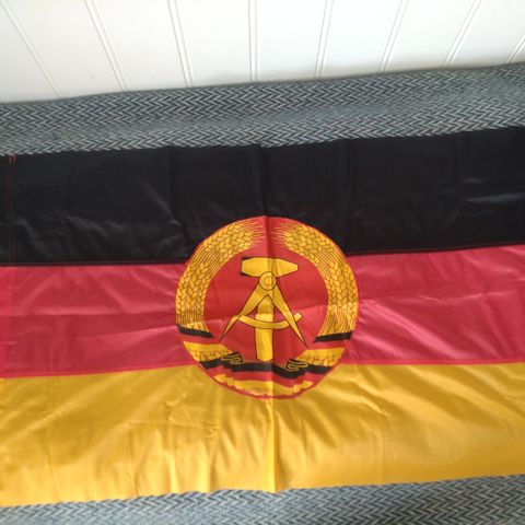 Flagg fra DDR/Øst-Tyskland (96x58 cm)