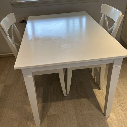 Spisebord med 2 spisestoler til salgs