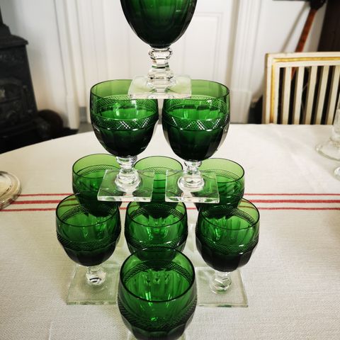 10 grønne hvitvinsglass i slepet krystall, fra tidlig 1900-tall.