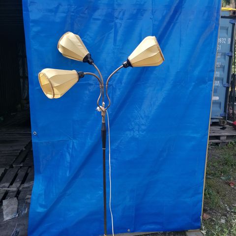 Trearmet stålampe. Originale holdere og ledning.