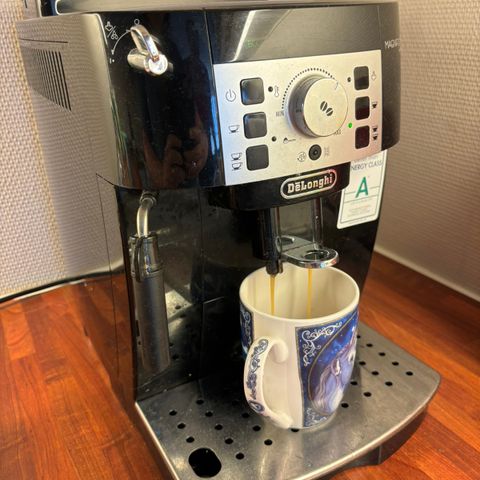 Godt brukt delonghi kaffemaskin selges. Virker som den skal